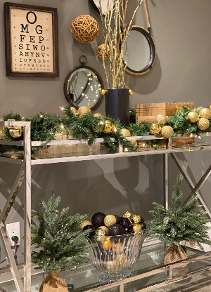 Linda Small Console Style 012-2906C - 3_Ornaments_Everywhere_1.jpg 