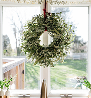 single wreath in the window - single_wreath_in_the_window_300x322.jpg 